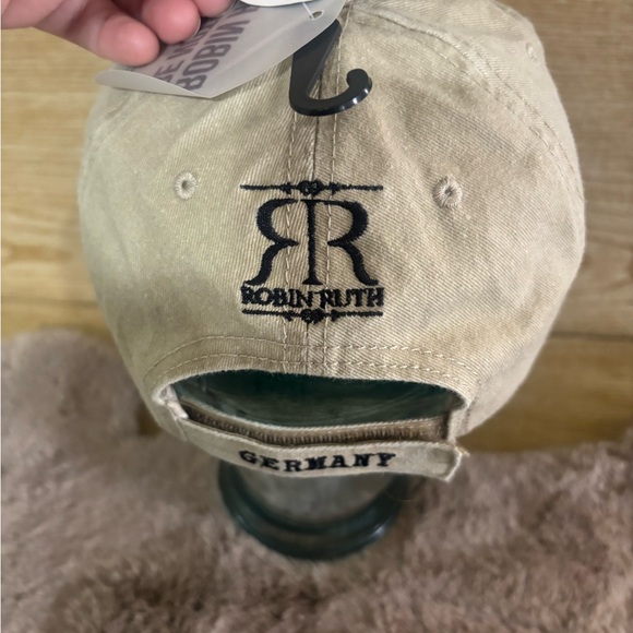 Robin Ruth - Picture 5 of 7